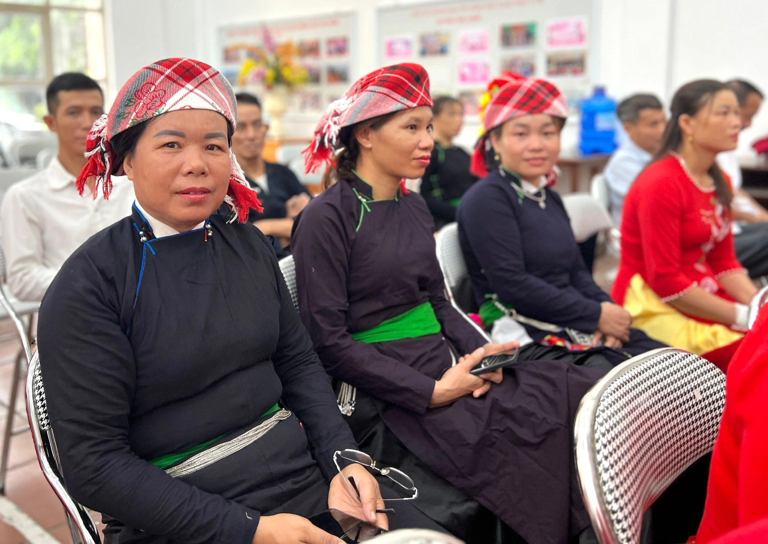 Nhân dân xã Tằng Loỏng phấn khởi tại buổi lễ công bố thành lập xã mới.