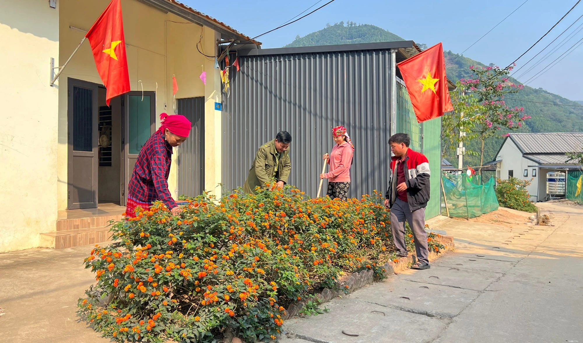 Người dân thôn Kho Vàng treo cờ Tổ quốc, chỉnh trang nhà ở, hướng tới Đại hội đại biểu toàn quốc lần thứ XIV của Đảng.