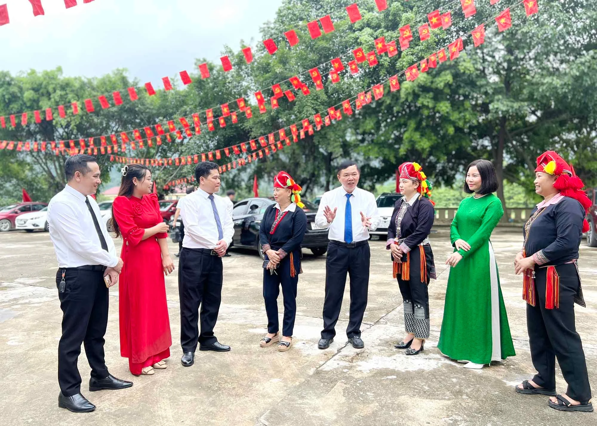 Lãnh đạo xã Tằng Loỏng trò chuyện với người dân.