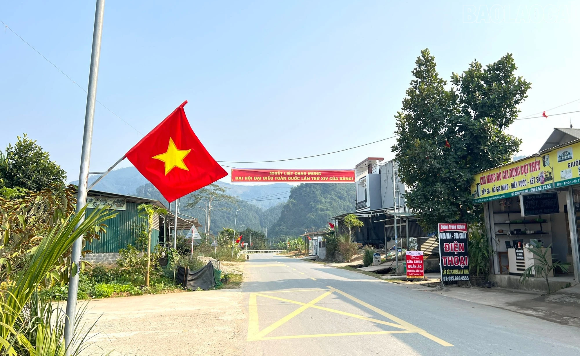 Trên tuyến đường trục chính của xã, băng rôn, khẩu hiệu chào mừng đại hội được treo trang trọng, hai bên đường rực rỡ sắc đỏ của cờ Tổ quốc.