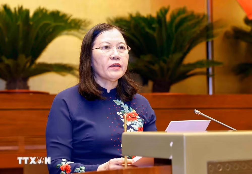 Bà Lê Thị Nga - Ủy viên Ủy ban Thường vụ Quốc hội, Chủ nhiệm Ủy ban Tư pháp của Quốc hội trình bày Báo cáo giải trình, tiếp thu, chỉnh lý dự thảo Luật Phòng, chống mua bán người (sửa đổi).