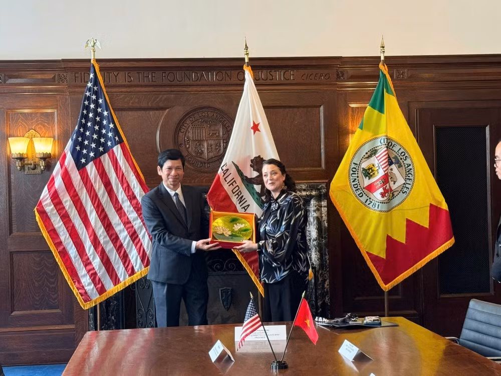 Thứ trưởng Hồ An Phong tặng quà cho bà Erin Bromagim, Phó Thị trưởng phụ trách đối ngoại Los Angeles.