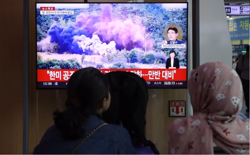 Một bản tin phát sóng tại Seoul, Hàn Quốc cho thấy cảnh các con đường dọc biên giới Triều Tiên bị phá hủy.
