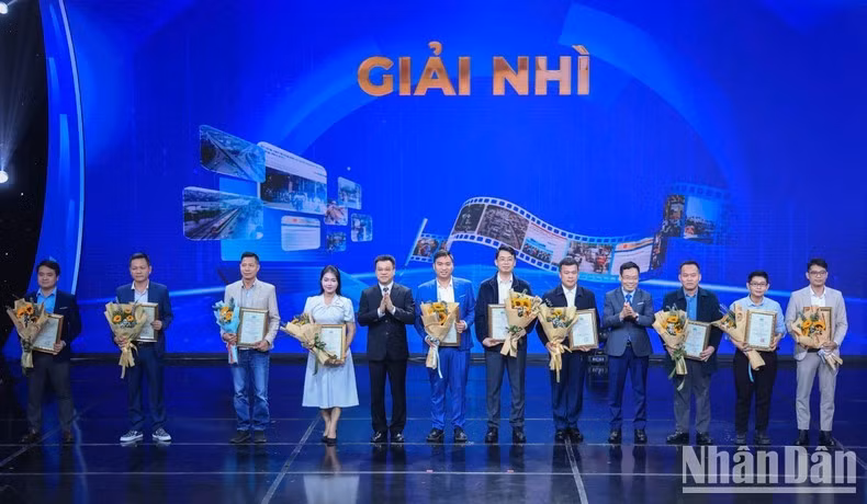 Trao giải cho các tác giả/nhóm tác giả đạt Giải Nhì.