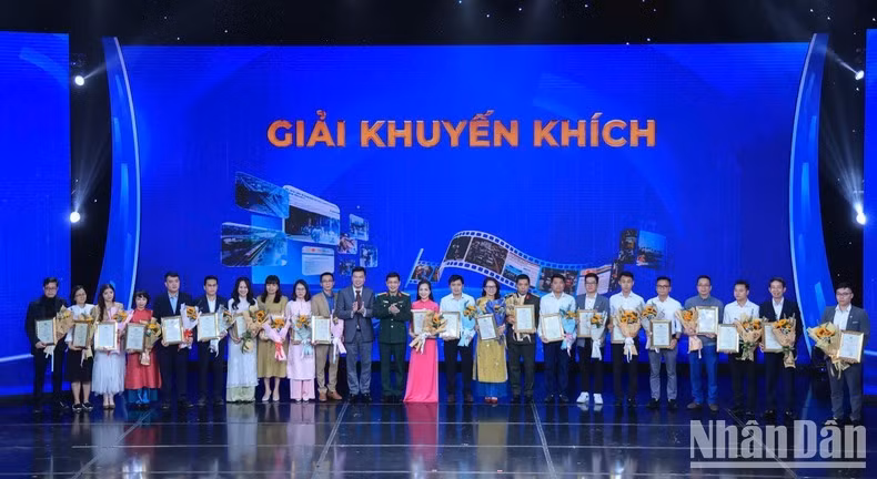 Các tác giả/nhóm tác giả đạt giải Khuyến khích.