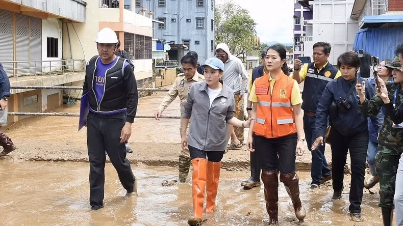 Thủ tướng Thái Lan Paetongtarn Shinawatra kiểm tra tình hình mưa lũ tại huyện Mae Sai, tỉnh Chiang Rai.