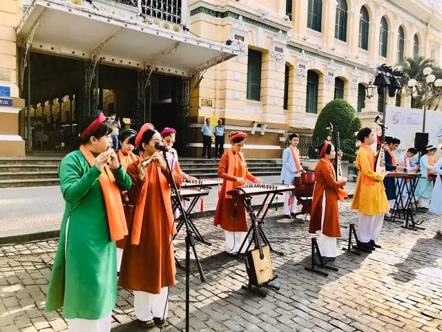 Chương trình giới thiệu nghệ thuật cải lương và nhạc cụ dân tộc trước Bưu điện TP HCM thu hút đông du khách.