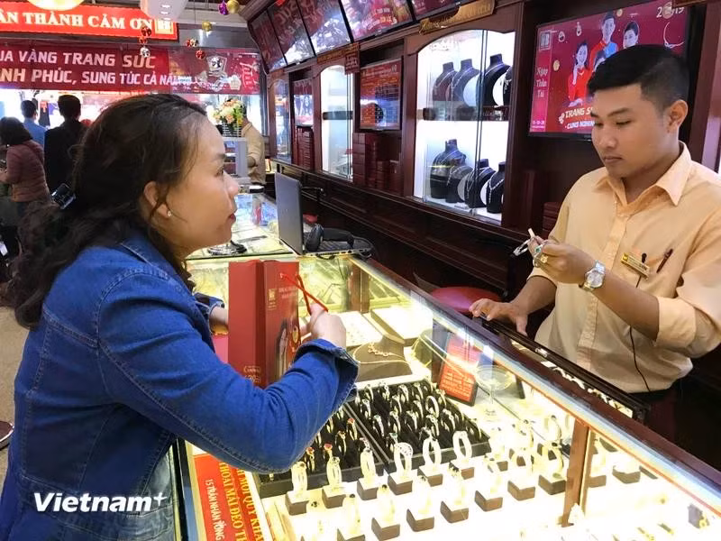 Khách hàng giao dịch vàng tại Hà Nội.