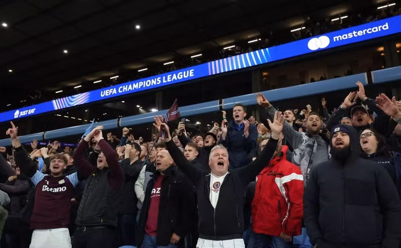Người hâm mộ Aston Villa phấn khích khi Duran ghi bàn.