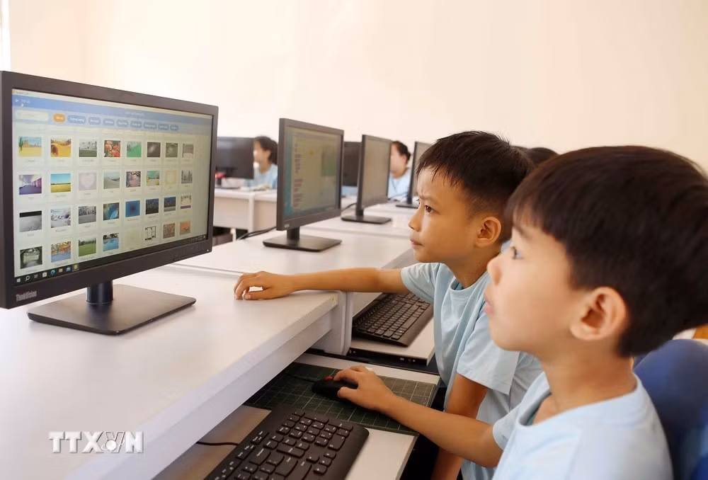 Nhờ được đầu tư cơ sở vật chất, trang thiết bị đầy đủ nên học sinh tiểu học được thực hành trên máy tính theo đúng chương trình giáo dục phổ thông mới góp phần nâng cao chất lượng giáo dục.