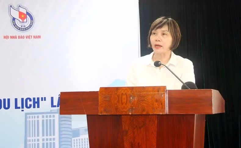 Nhà báo Đỗ Thị Thu Hằng, Ủy viên Ban Thường vụ, Trưởng Ban Nghiệp vụ Hội Nhà báo Việt Nam báo cáo công tác chấm sơ khảo.