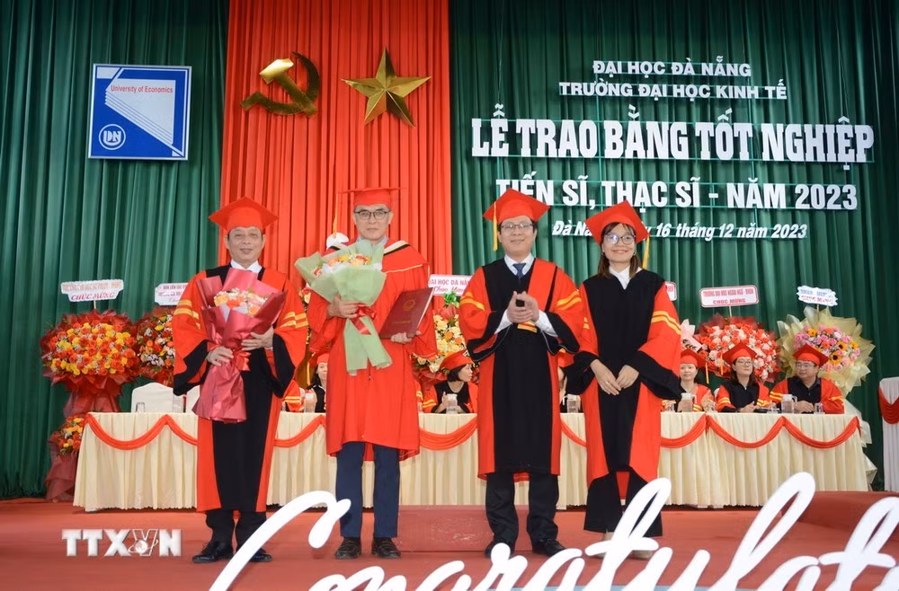 Lãnh đạo Đại học Kinh tế (Đại học Đà Nẵng) trao Bằng Tốt nghiệp cho tân tiến sỹ năm 2023.