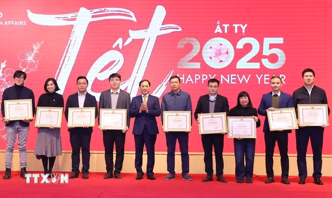 Phó Thủ tướng, Bộ trưởng Bộ Ngoại giao Bùi Thanh Sơn trao tặng Bằng khen của Bộ trưởng Bộ Ngoại giao cho các cá nhân.