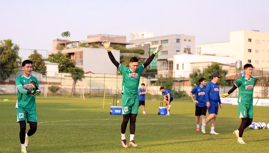 Ngay sau khi thủ thành Đình Triệu gặp chấn thương, thủ môn Trịnh Xuân Hoàng (giữa) đã lên hội quân cùng đội tuyển.