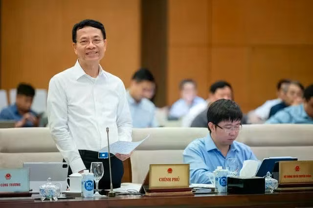 Bộ trưởng Bộ Thông tin và Truyền thông Nguyễn Mạnh Hùng và Thứ trưởng Bộ Thông tin và Truyền thông Bùi Hoàng Phương tại phiên họp