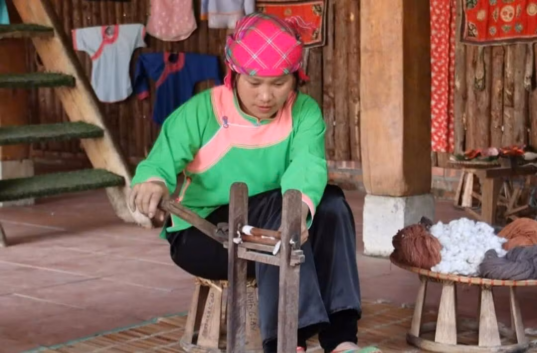 Bảo tồn và phát triển nghề trồng bông dệt vải của dân tộc Giáy.