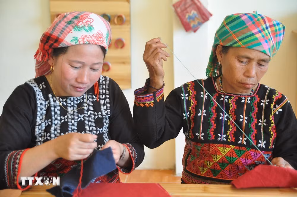 Hoàn thiên sản phẩm thổ cẩm và handmade của phụ nữ Xá Phó tại Nậm Sài.