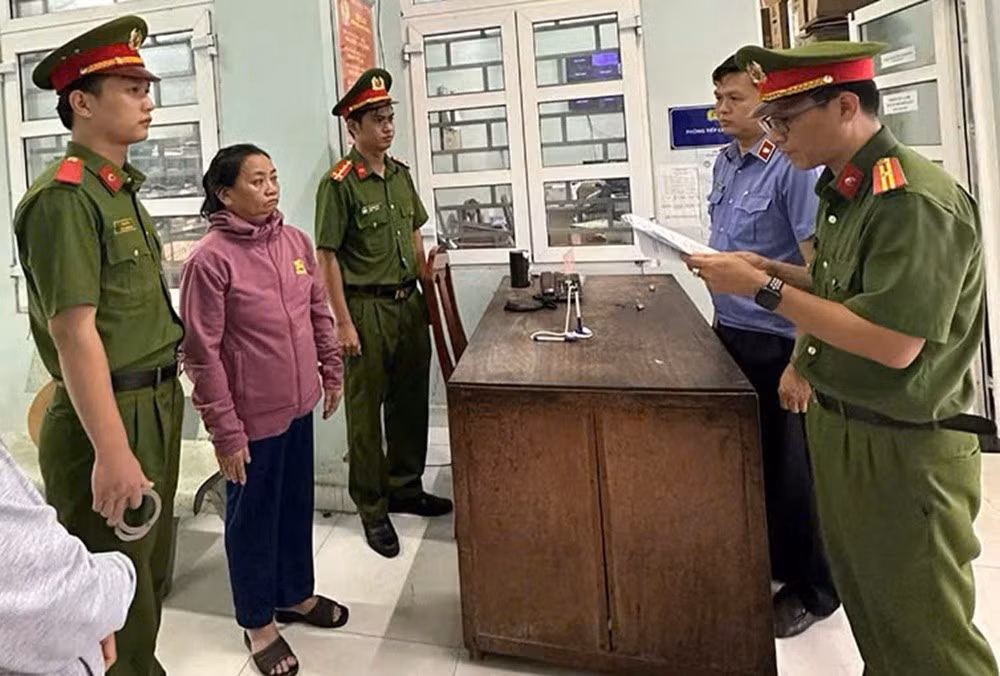 Cơ quan điều tra tống đạt quyết định khởi tố, lệnh bắt tạm giam đối với Lê Thị Lại.