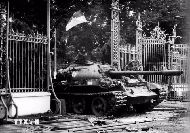 Xe tăng quân giải phóng tiến vào Dinh Độc Lập, trưa 30/4/1975. Đây là dấu mốc quan trọng, đánh dấu thắng lợi của cuộc kháng chiến chống Mỹ cứu nước, giải phóng miền Nam, thống nhất đất nước.