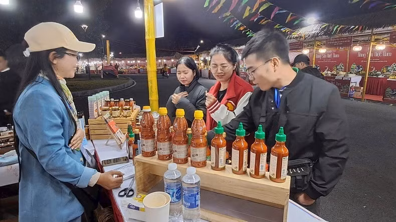 Du khách, người dân thành phố Hà Nội đến trải nghiệm sản phẩm, mua sắm.