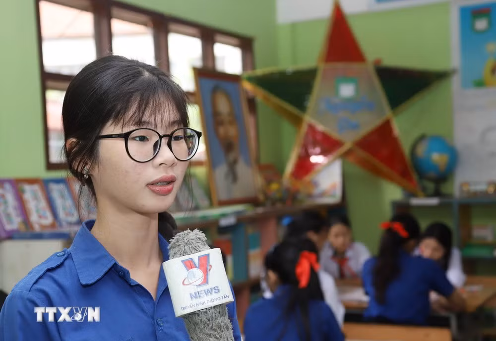 Em Phạm Trương Thiên Ân, học sinh lớp 12 Trường song ngữ Lào-Việt Nam Nguyễn Du chia sẻ cảm nhận về Bác Hồ.