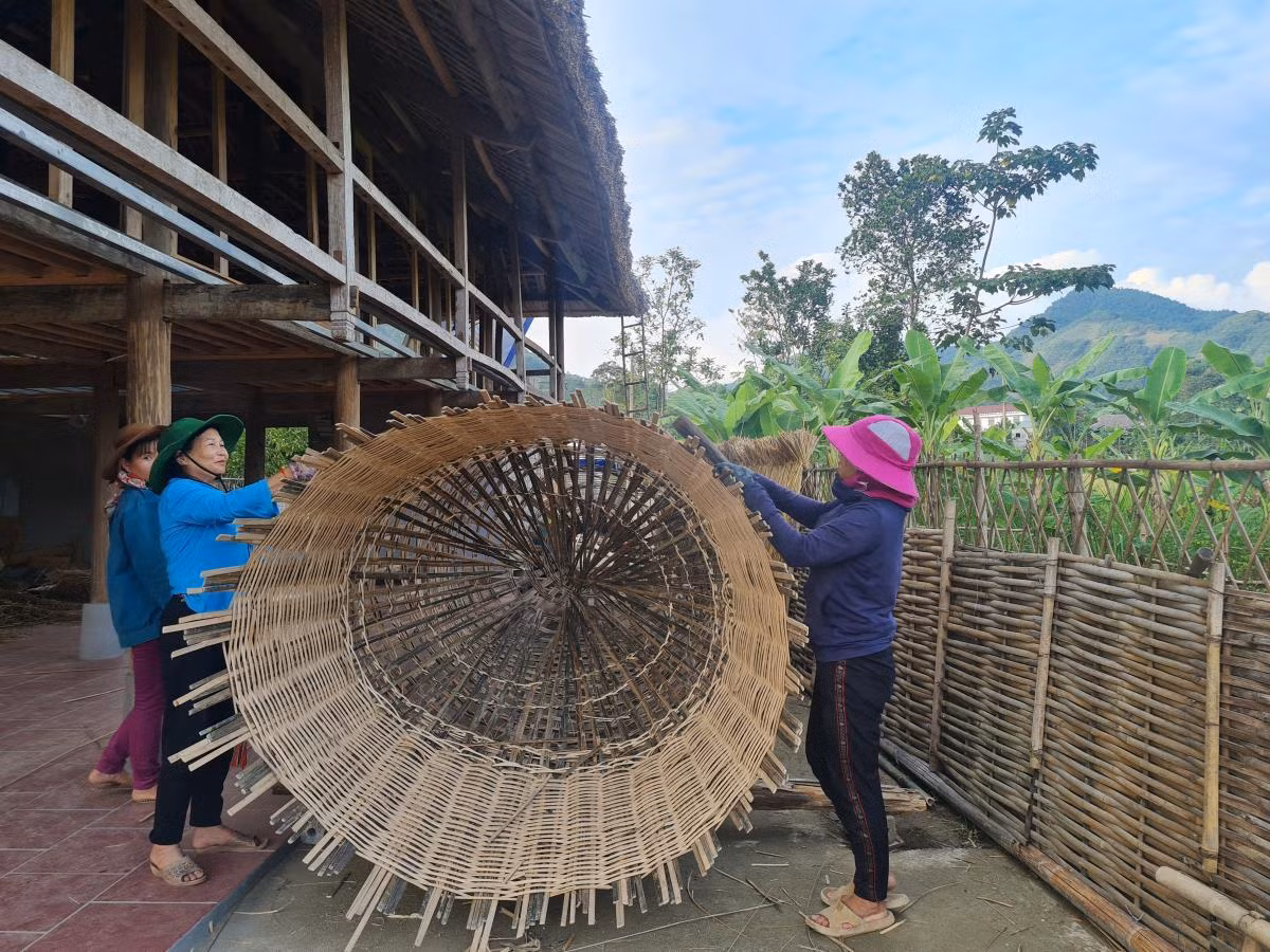 Khôi phục nghề đan lát truyền thống của người Tày gắn với phát triển du lịch.