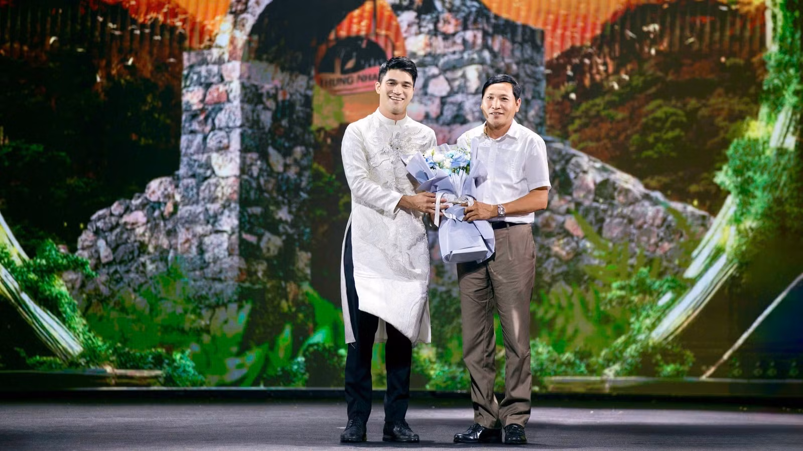 Đại diện Ban tổ chức tặng hoa cho đại diện Khu du lịch sinh thái Thung Nham - đơn vị đăng cai tổ chức chương trình.