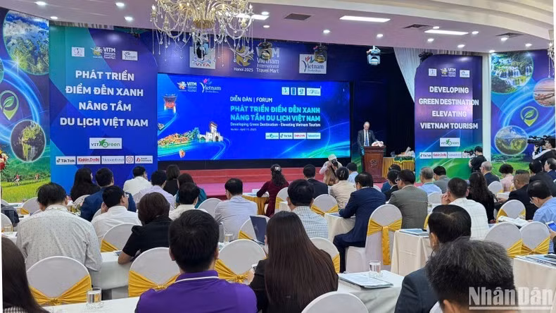 Quang cảnh diễn đàn “Phát triển các điểm đến xanh, nâng tầm du lịch Việt Nam”.