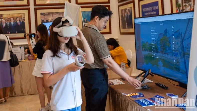 Đại biểu trải nghiệm các công nghệ số tại hội thảo.