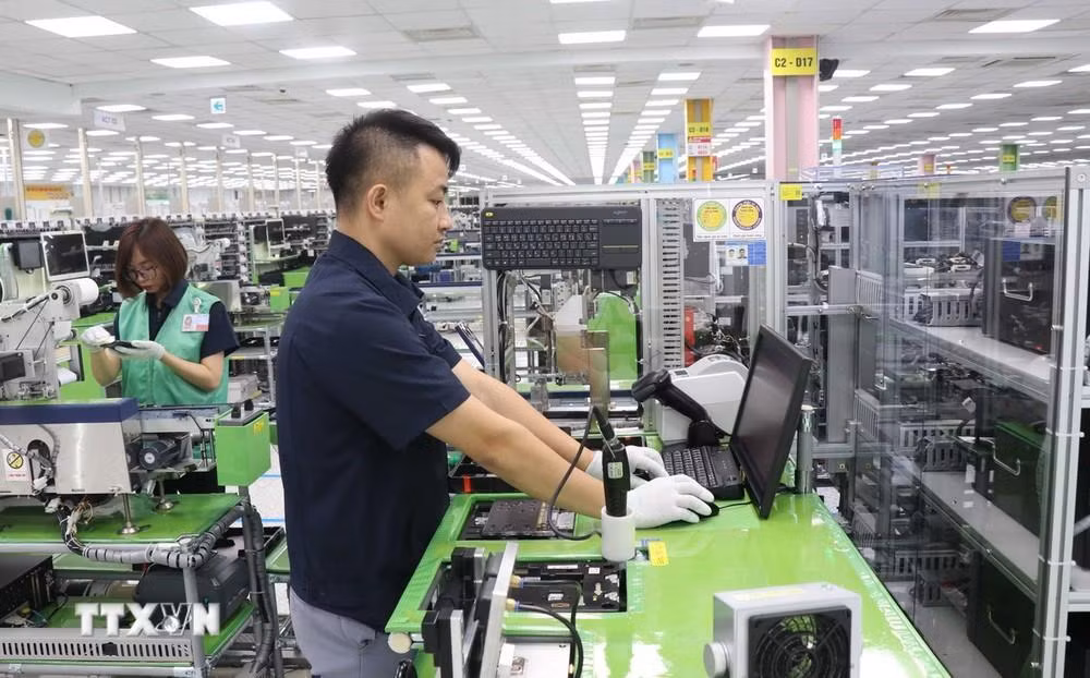 Công nhân Công ty TNHH Samsung Electronics Việt Nam, khu công nghiệp Yên Phong, tỉnh Bắc Ninh trong ca làm việc.