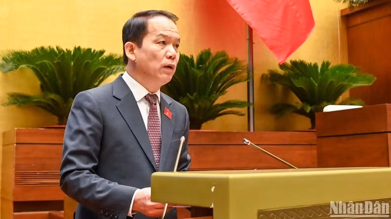 Chủ nhiệm Ủy ban Pháp luật Hoàng Thanh Tùng trình bày Báo cáo giải trình, tiếp thu, chỉnh lý dự thảo Luật Công chứng (sửa đổi).