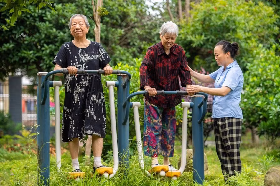 Người cao tuổi tập thể dục với sự giúp đỡ của nhân viên tại trung tâm phúc lợi xã hội ở huyện Hanshou, thành phố Trường Đức, tỉnh Hồ Nam, Trung Quốc.