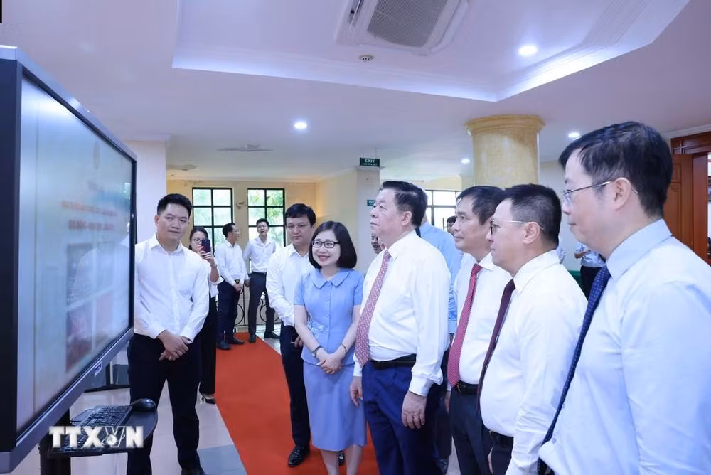 Ông Nguyễn Trọng Nghĩa, Uỷ viên Bộ Chính trị, Bí thư Trung ương Đảng, Trưởng Ban Tuyên giáo Trung ương và các đại biểu tham quan triển lãm ảo "Ban Tuyên giáo Trung ương: Dấu ấn tinh thần chủ động - nhạy bén - sáng tạo" do Thông tấn xã Việt Nam thực hiện.