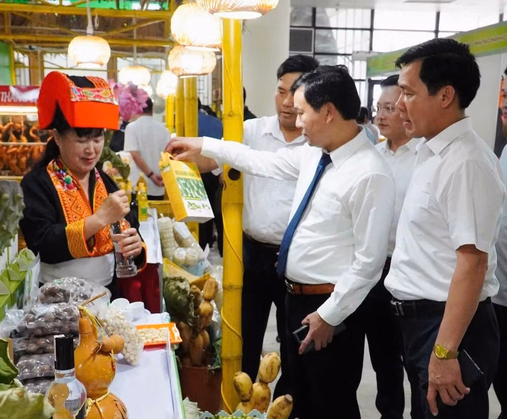 Các đại biểu tham quan gian hàng đặc sản tại phiên chợ.