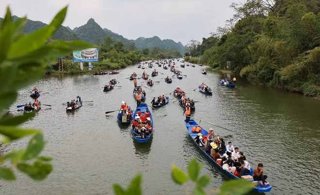 Du khách đi thuyền trên suối Yến vào chùa Hương vãn cảnh, lễ Phật trong chiều mùng 5 Tết Giáp Thìn.