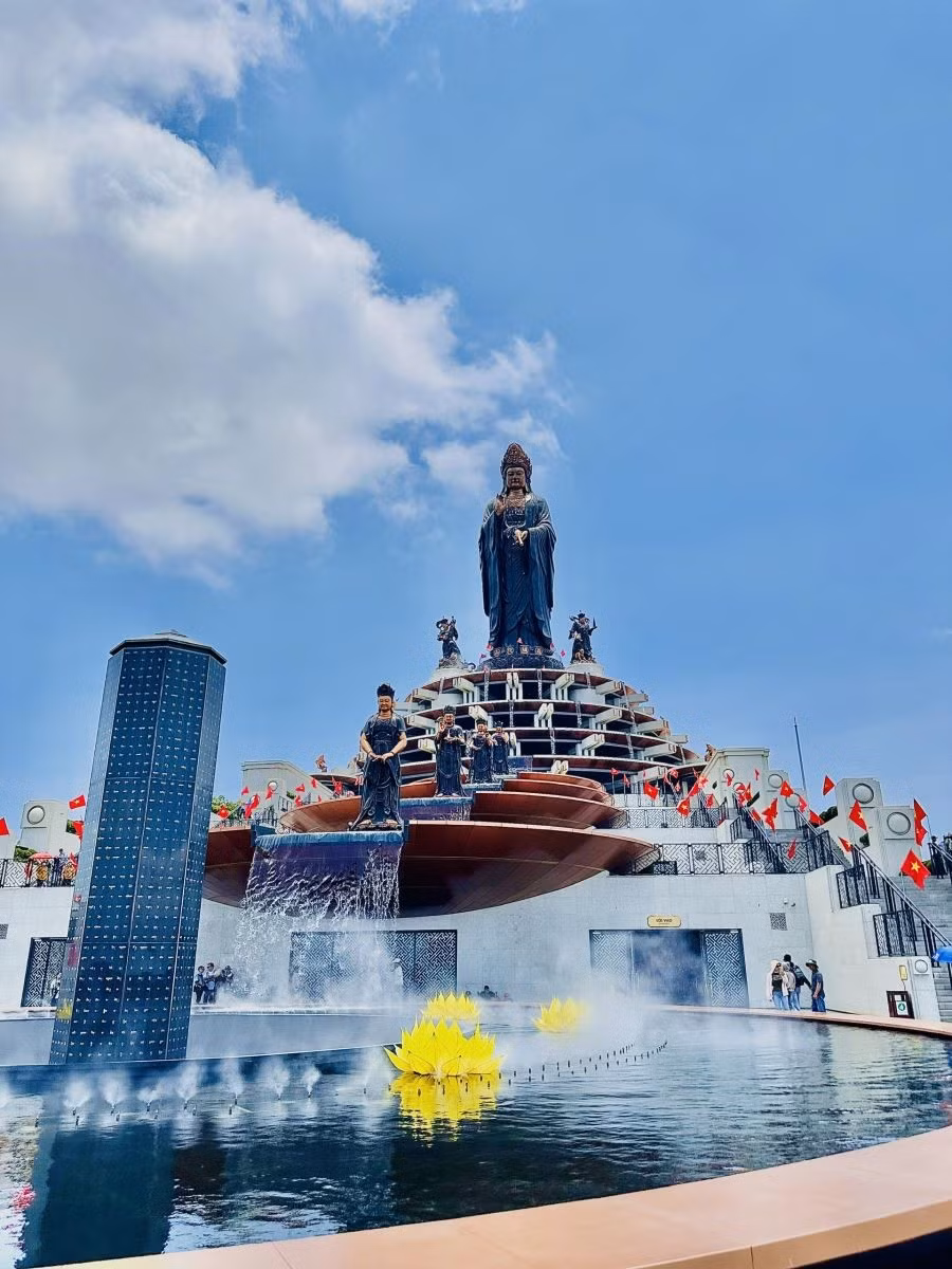 Núi Bà Đen Tây Ninh - một trong điểm du lịch tâm linh của Việt Nam.