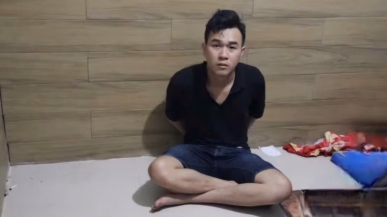 Một đối tượng tham gia đường dây bị Công an bắt quả tang.