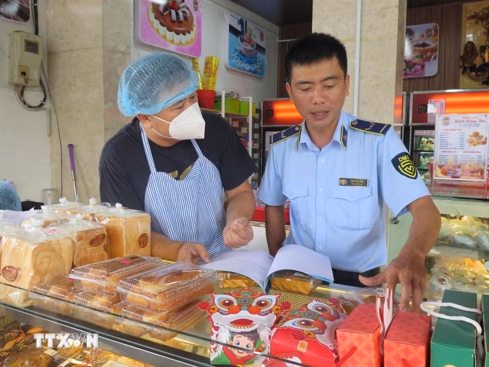 Kiểm tra một cơ sở sản xuất bánh Trung Thu.