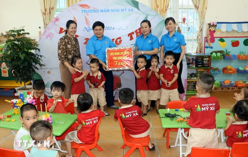 Lãnh đạo Liên đoàn Lao động tỉnh Nam Định trao quà cho Trường Mầm non Mỹ Xá, thành phố Nam Định, tỉnh Nam Định.