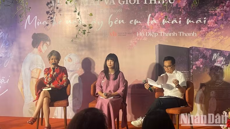 Nhà văn Di Li và nhà báo Ngô Bá Lục cùng tác giả Hồ Điệp Thanh Thanh tại lễ ra mắt sách.