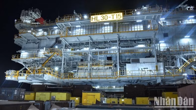 Giàn khoan trên biển do Tổng công ty cổ phần Dịch vụ kỹ thuật dầu khí Việt Nam (PTSC) chế tạo.