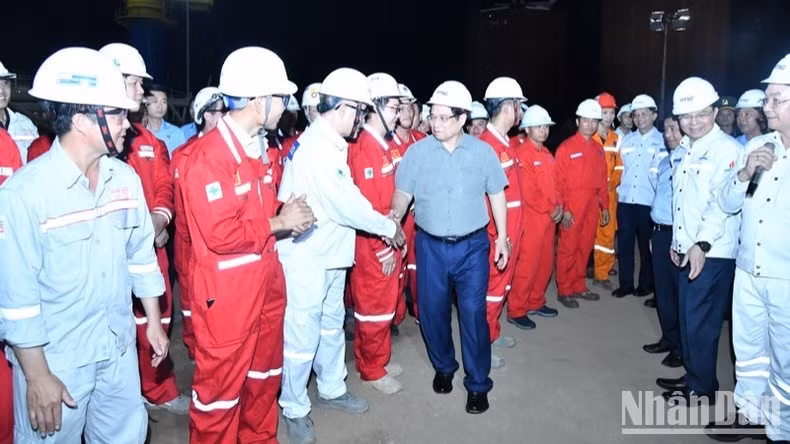 Thủ tướng Phạm Minh Chính đến thăm, động viên kỹ sư, công nhân ngành Dầu khí tại Trung tâm công nghiệp năng lượng và hậu cần kỹ thuật PTSC ở Bà Rịa - Vũng Tàu.