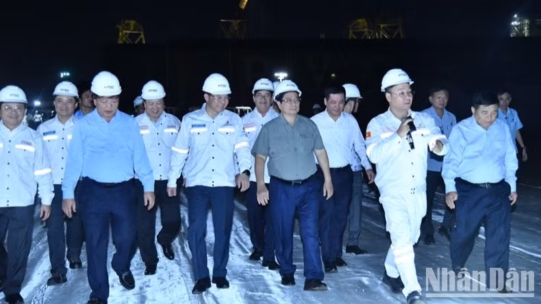 Thủ tướng Phạm Minh Chính đi thị sát khu vực dự kiến mở rộng Trung tâm Công nghiệp năng lượng và hậu cần kỹ thuật PTSC.