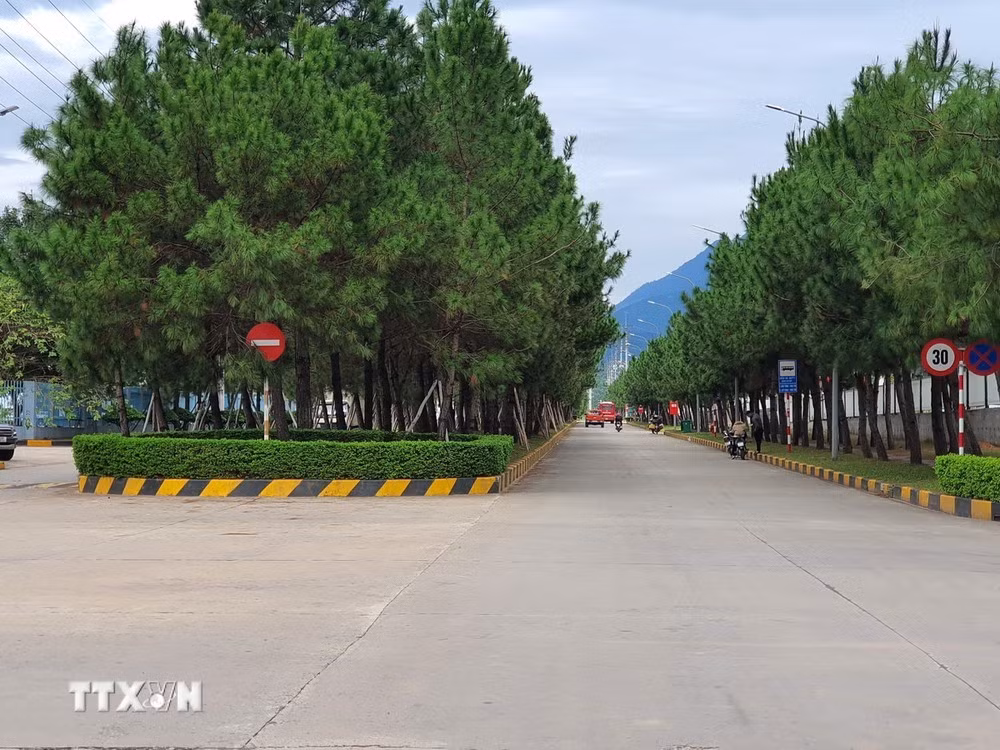 Khu công nghiệp Bá Thiện, nằm trên địa bàn huyện Bình Xuyên, tỉnh Vĩnh Phúc có cảnh quan xanh,sạch, đẹp.