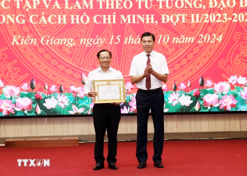 Phó Chủ tịch UBND tỉnh Kiên Giang Nguyễn Lưu Trung trao giải Nhất cho tác giả đạt giải viết về chính luận Bảo vệ nền tảng tư tưởng của Đảng.