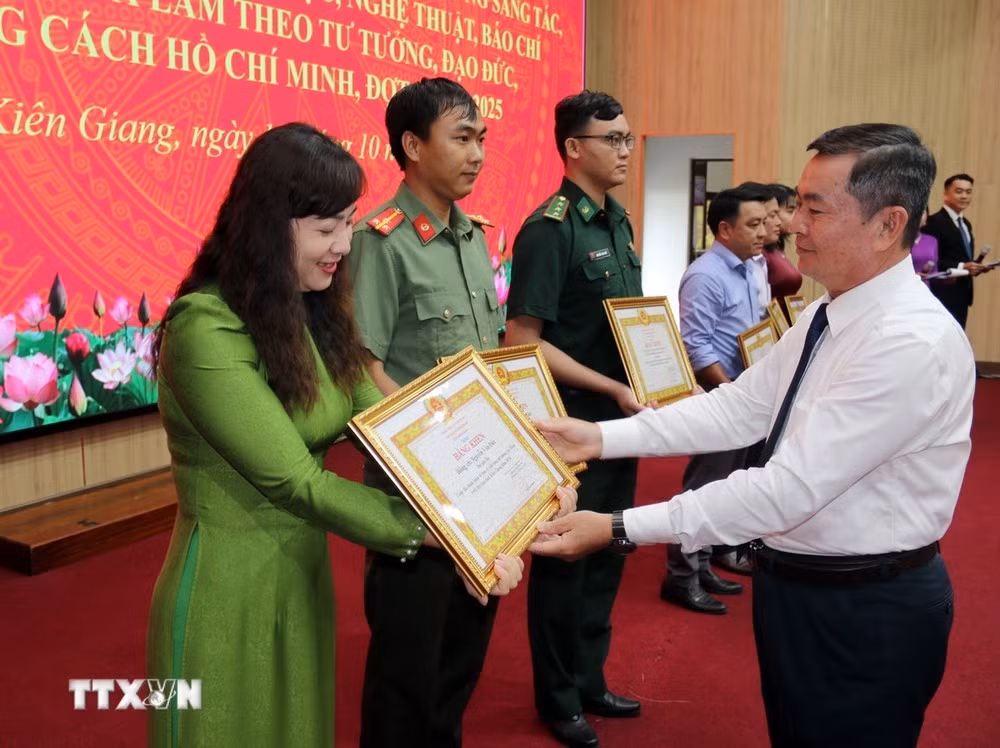 Trao giải báo chí cho các tác giả về học tập, làm theo tư tưởng, đạo đức, phong cách Hồ Chí Minh.