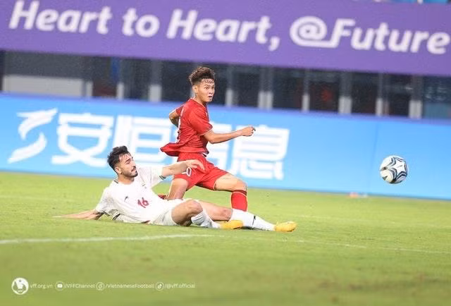 Bùi Vĩ Hào (phải) là nhân tố chất lượng cao trong đội hình U22 Việt Nam dưới thời HLV Kim Sang-sik.