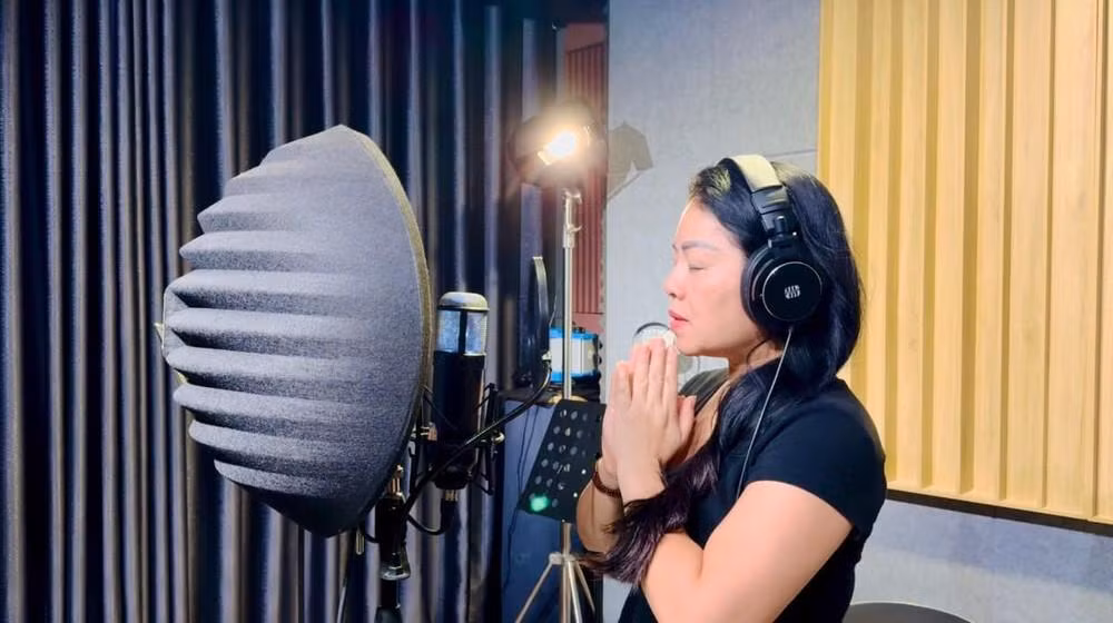 Ca sỹ Anh Thơ không nén nổi nước mắt khi thu âm ca khúc "Một đời là sen ngát".