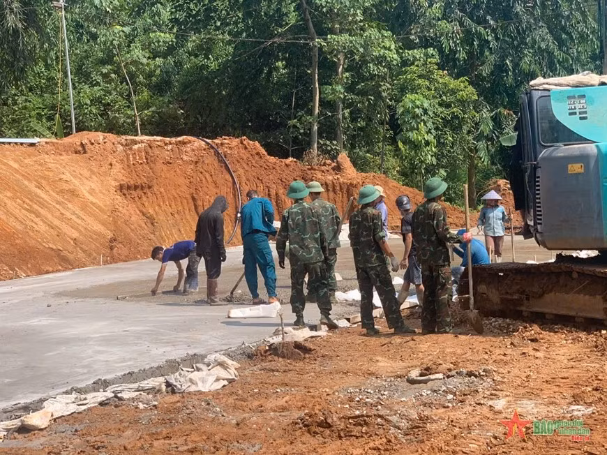 Công tác xây dựng đang được tiến hành khẩn trương.