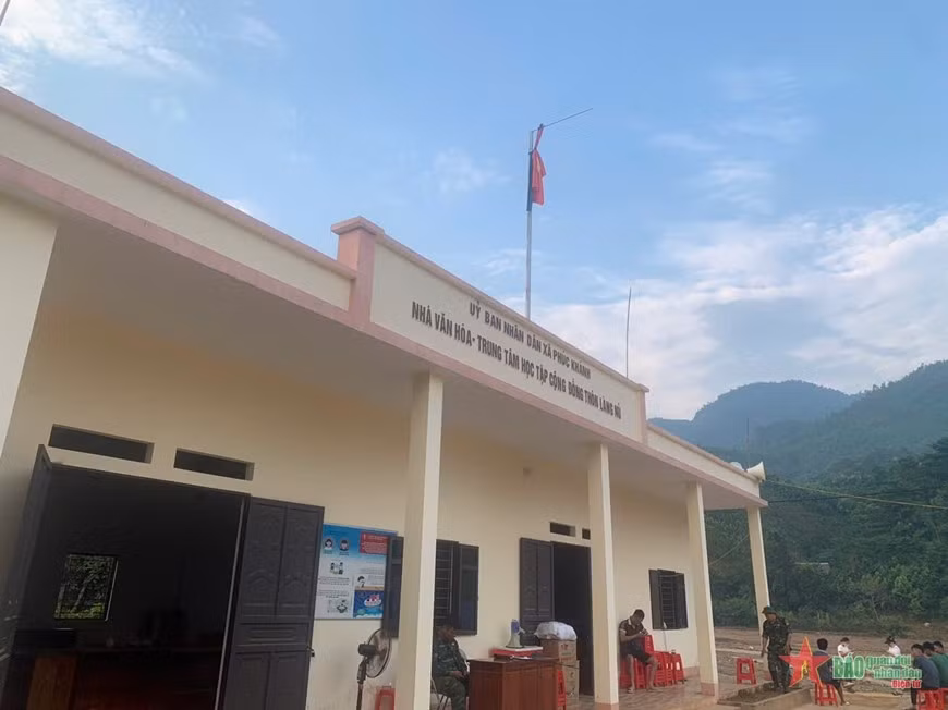 Cờ rủ tại Nhà văn hóa - Trung tâm học tập cộng đồng thôn Làng Nủ.